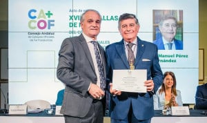El farmacéutico Manuel Pérez recibe la medalla de honor del Cacof