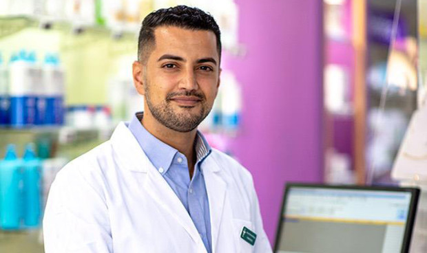 El farmacéutico que deja la industria por su farmacia: "Ya aprendí todo"