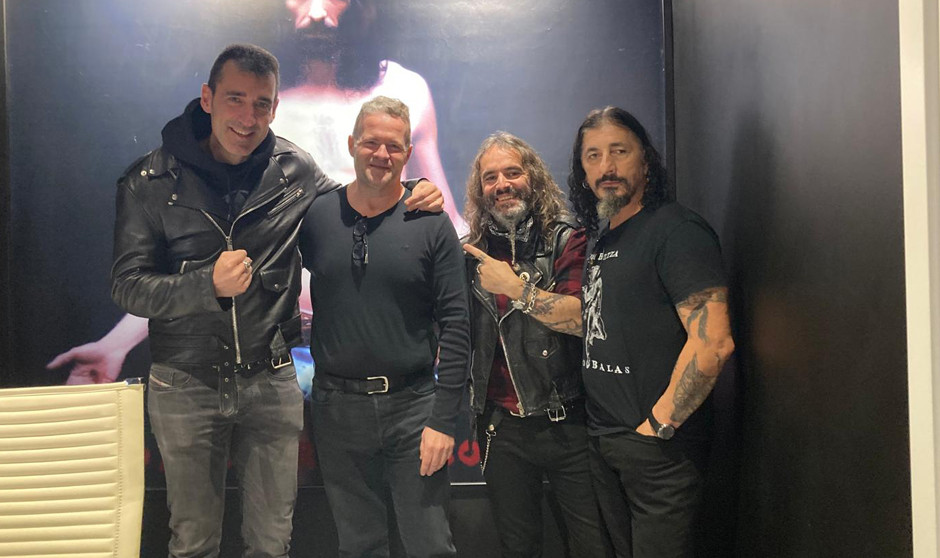 Paco Hernández cuenta cómo decidió remodelar su farmacia y convertirla en un verdadero templo del Rock'n Roll.