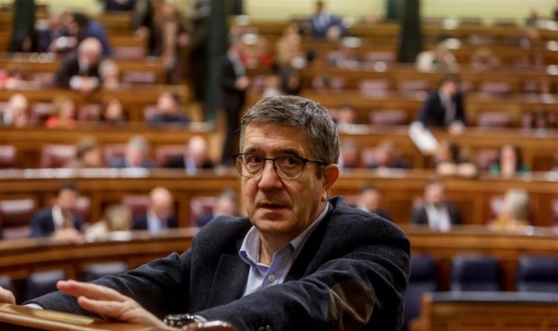 El portavoz del PSOE en el Congreso, Patxi López, tras la presentación de una moción sobre bajas médicas en Primaria. 