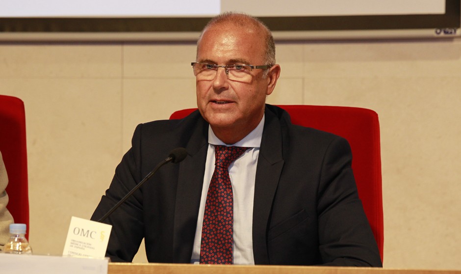 Pablo Lara, presidente de los decanos de Medicina, abandera la 83 Asamblea general. 