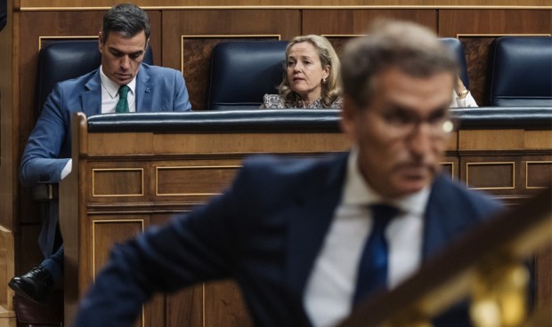 Pedro Sánchez, Nadia Calviño y Alberto Núñez Feijóo deberán negociar el nuevo modelo de jubilación para médicos y enfermeras.