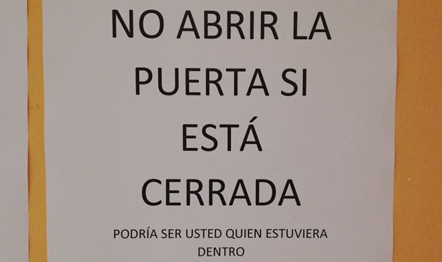 Cartel; por qué no debe abrir un paciente puerta de consulta