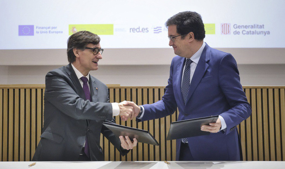 Salvador Illa y Óscar López firman un convenio para impulsar servicios digitales inteligentes en la sanidad catalana