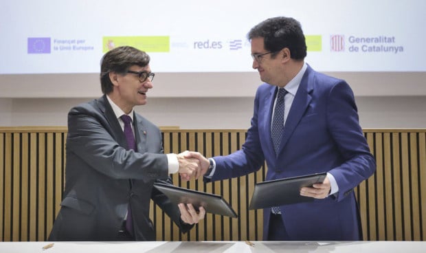 Salvador Illa y Óscar López firman un convenio para impulsar servicios digitales inteligentes en la sanidad catalana