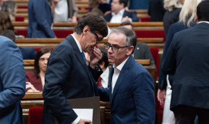 El presidente de Cataluña, Salvador Illa, charla con el líder parlamentario de ERC, Josep Maria Jové, en el Parlament. 