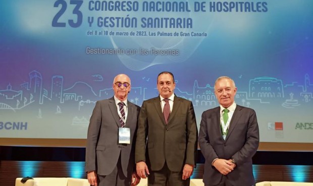 José Soto, Jesús Sanz y Blas Trujillo durante al acto de clausura del 23 Congreso Nacional de Hospitales y Gestión Sanitaria.