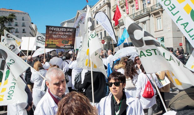 El grito de los médicos en la calle: "¿Qué queremos? ¡Tiempo y dignidad!"