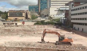 Trabajos de derribo en el solar del antiguo hospital Clínico de Salamanca, que empezó a dar servicio en 1975 y que dejó de tener uso, con el traslado al nuevo complejo asistencial, que recibió su primer paciente en septiembre de 2021. 