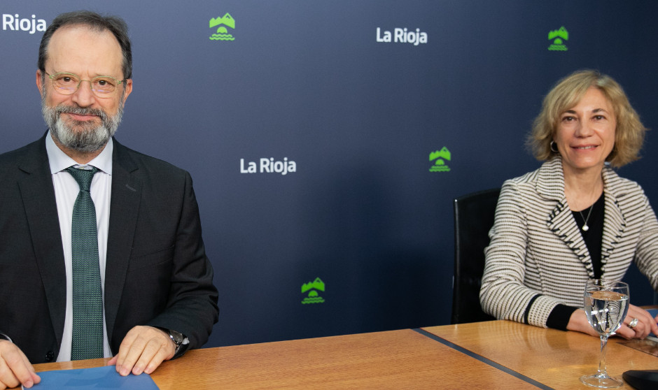 El gerente y la directora de Recursos Humanos del Seris, Luis Ángel González y Begoña Lema, anuncian la OPE del Seris