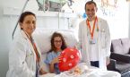 El Hospital de Dénia entrega libros a los niños ingresados en Pediatría