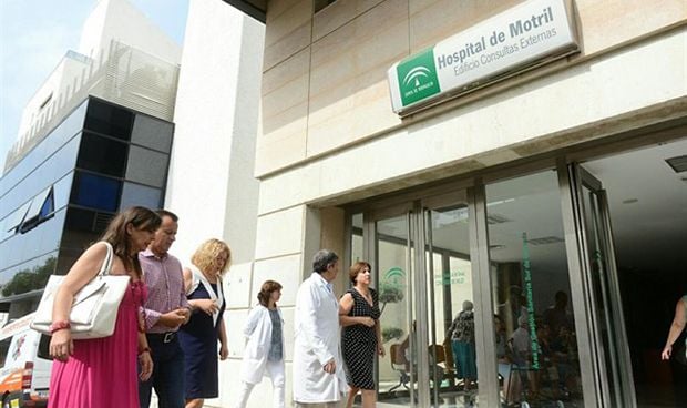El Hospital de Motril busca a médicos de forma "urgente" por Facebook
