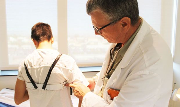 El Hospital de Torrevieja logra corregir deformidades torácicas sin cirugía