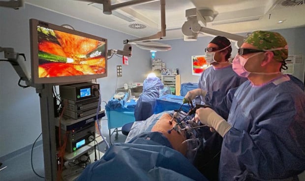 Médicos del Hospital Ramón y Cajal realizan su primer trasplante de riñón asistidos por un robot. 