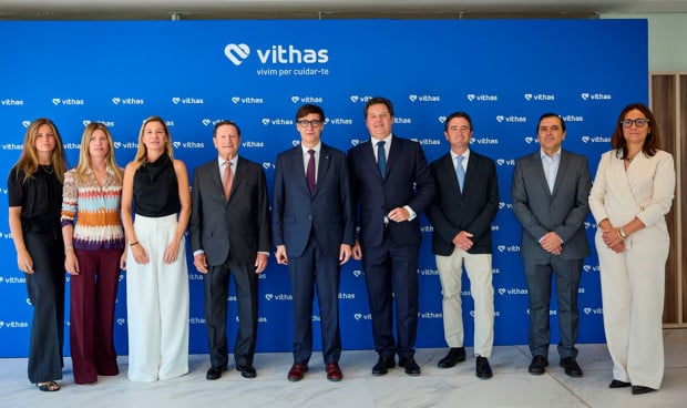  El presidente de la Generalitat de Cataluña, Salvador Illa; junto al presidente de Vithas, Jorge Gallardo; el director general de Vithas, Pedro Rico; y más miembros del grupo hospitalario inauguran el nuevo centro en Barcelona.