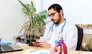 Un médico calcula su jubilación anticipada, que no se verá afectada por los plus de difícil cobertura