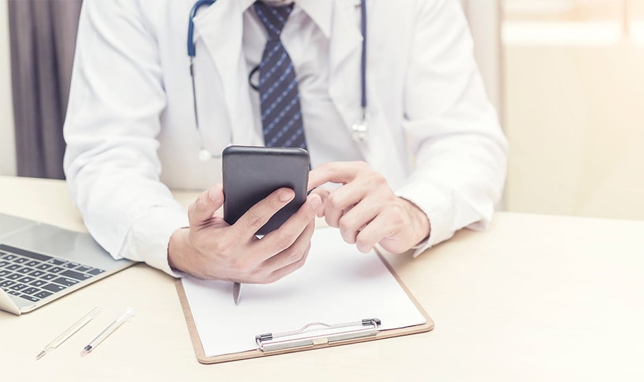 Un médico explica una situación que vivió con el grupo de Whatsapp del colegio de sus hijos.