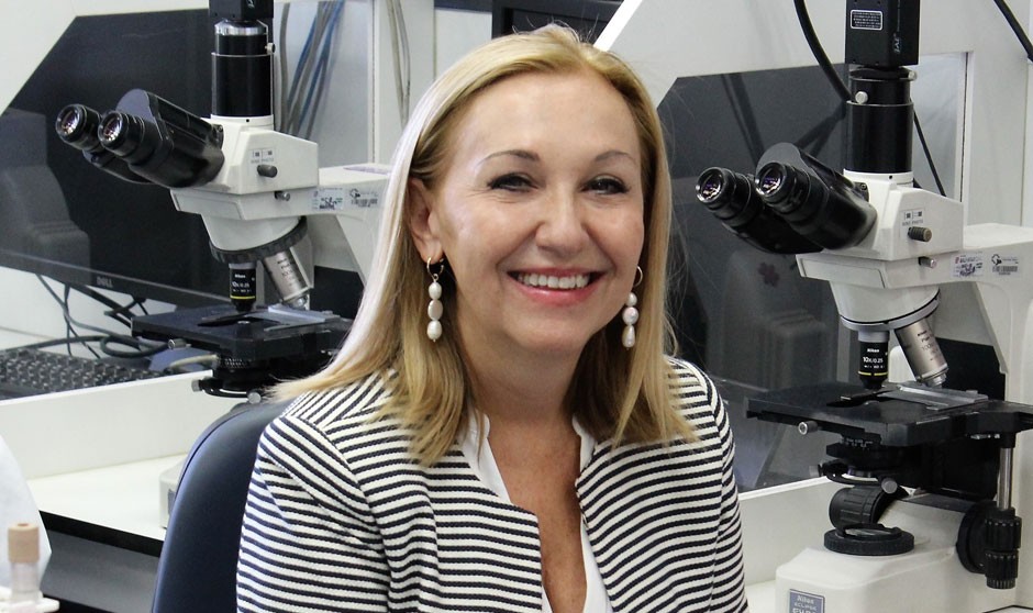 La directora científica del IIS-FJD, Carmen Ayuso, da la bienvenida a los nuevos investigadores del centro.