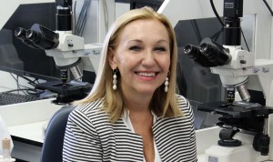 La directora científica del IIS-FJD, Carmen Ayuso, da la bienvenida a los nuevos investigadores del centro.