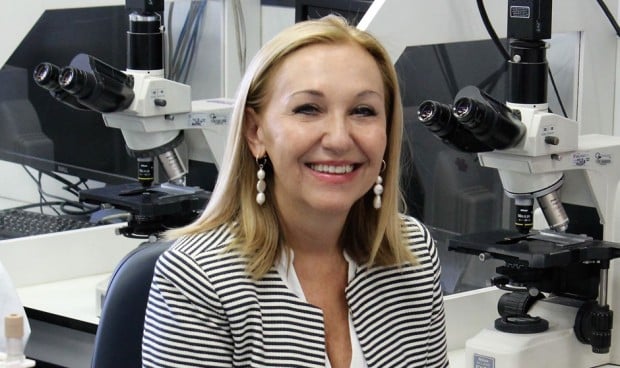 La directora científica del IIS-FJD, Carmen Ayuso, da la bienvenida a los nuevos investigadores del centro.