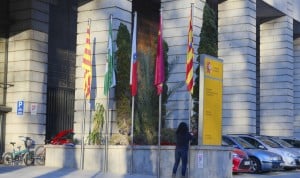 Banderas autonómicas en la fachada del Ministerio de Sanidad para el Consejo Interterritorial donde se decide el adelanto del MIR. 