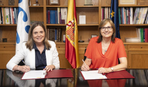  La presidenta de Farmaindustria, Fina Lladós; y la directora del ISCIII, Marina Pollán, firman un convenio de investigación.