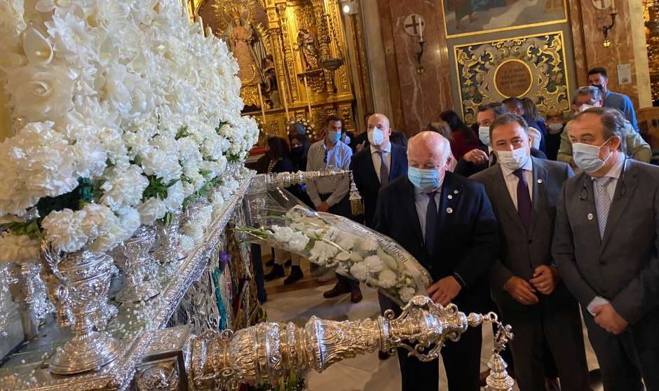 Jesús Aguirre hace estación de penitencia por los pacientes andaluces