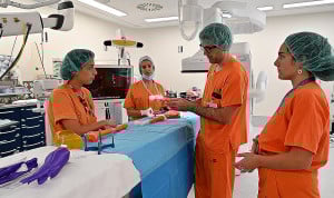 Médicos analizando la intervención quirúrgica que realizarán. 