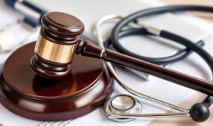 El médico a jornada parcial debe cobrar el plus por objetivos íntegro