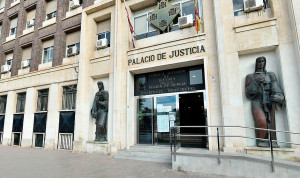 El cirujano acusado de violación seguirá en prisión por riesgo de fuga