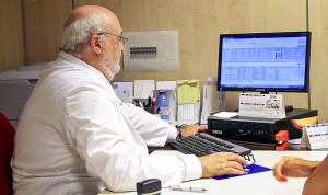 El médico cotiza 67.000 euros de más en su vida por el tope de la pensión