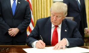 El médico de cabecera de Trump le acusa de saquear su consulta