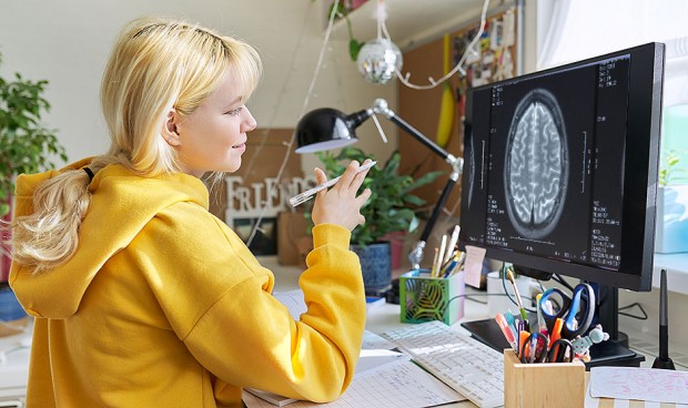 Una estudiante de Enfermería utiliza reglas mnemotécnicas con historias divertidas para aprender los síntomas de las enfermedades neurológicas. 