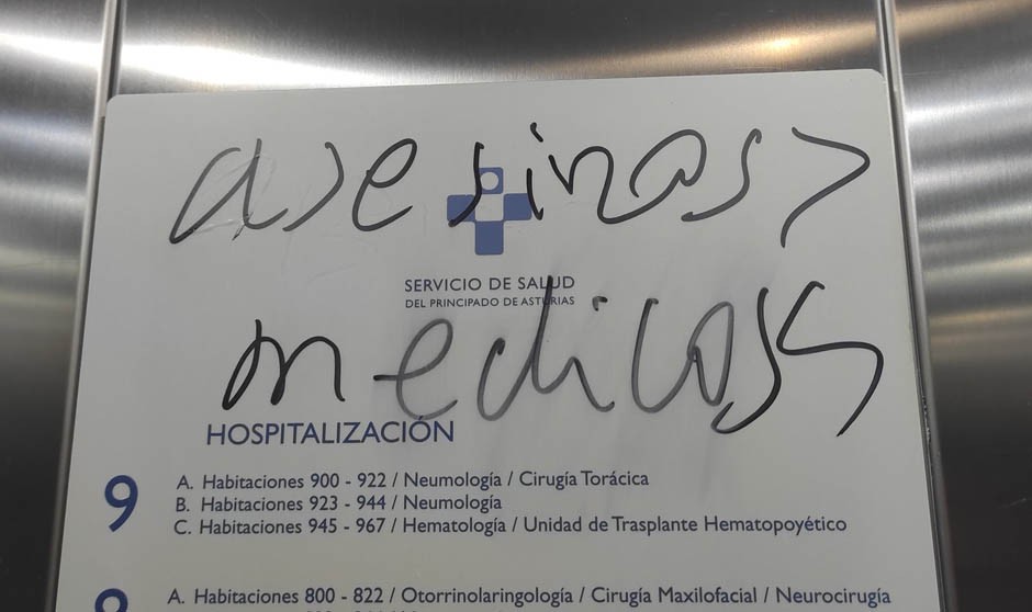 El mensaje en el ascensor de un hospital que indigna a los sanitarios