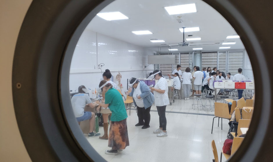 Estudiantes del grado de Medicina de la Universidad de Las Palmas de Gran Canaria reciben prácticas utilizando la tecnología inmersiva.