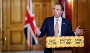 El ministro de Sanidad inglés dimite tras violar sus recomendaciones Covid
