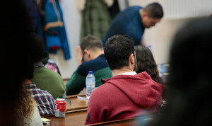 Los médicos extracomunitarios miran al examen MIR con la esperanza de conseguir una plaza. 