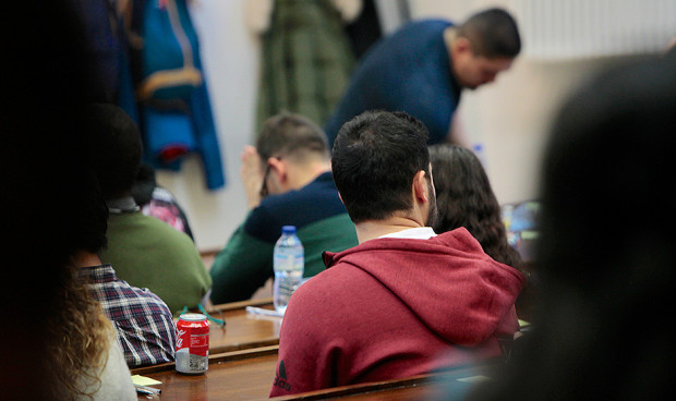 Los médicos extracomunitarios miran al examen MIR con la esperanza de conseguir una plaza. 