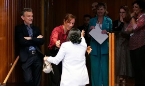  La ministra Mónica García saluda a una aspirante tras elegir plaza el primer día de la asignación MIR 2025