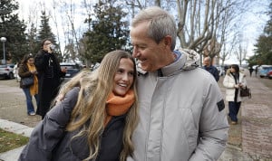 Un médico acompaña a su hija, también médica, a presentarse al examen MIR.