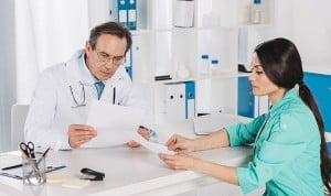 El mito del médico distante y la enfermera amiga: "Tienen roles distintos".