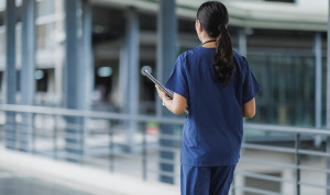 El mobbing de una TCAE a una estudiante: "Me obligó a beber suero"