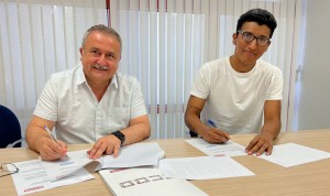 Humberto Muñoz Beltrán, secretario general de CCOO-FSS y Wladimir Carassa Díaz, vocal de AEIR Madrid, durante la firma del acuerdo de colaboración entre ambas organizaciones. 