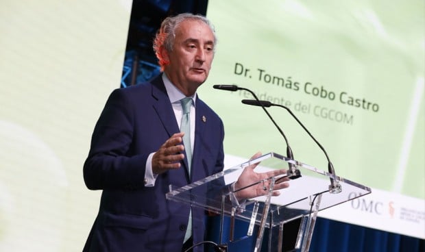 El presidente de la Organización Médica Colegial (OMC), Tomás Cobo, presenta el nuevo Código Deontológico. 