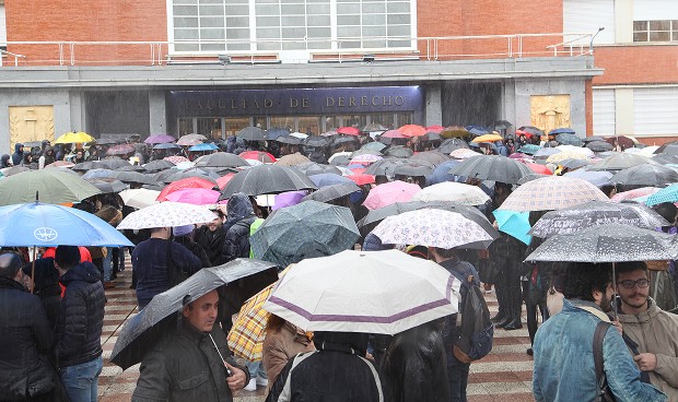 El nuevo examen MIR se estrena bajo un 'chaparrón' de nervios y lágrimas