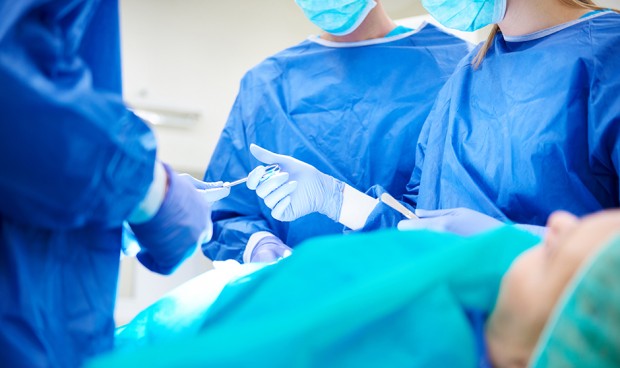 Paciente y médicos en un quirófano, ¿hay que ducharse antes de la operación?