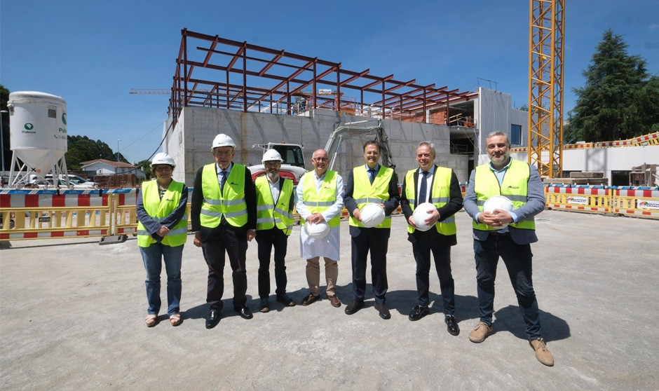 El consejero de Sanidade de Galicia, Antonio Gómez Caamaño, y su homólogo vasco, Alberto Martínez, visitan las obras de protonterapia de Santiago de Compostela. 