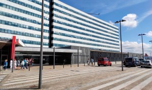 El paciente que se precipitó en el HUCA sacó los pasadores de la ventana