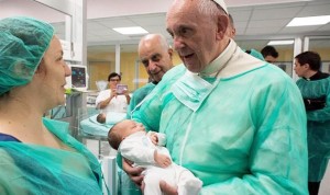 El Papa autoriza a los sacerdotes a perdonar a los médicos abortistas