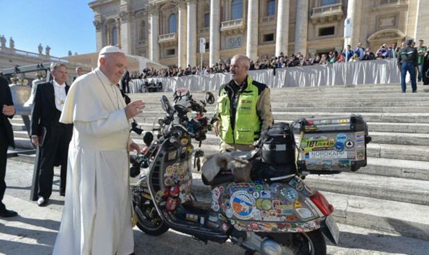 El Papa bendice la Vespa que lucha contra las enfermedades olvidadas